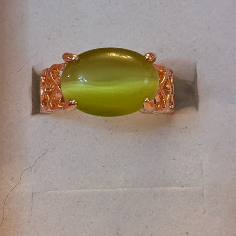 New green colored cat's eye style gold tone ring, T1B8C